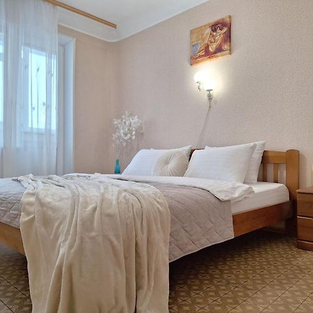 Alex Apartments: Balcony Rooms with Business-Friendly 24/7 Self Check-In Poltava Exterior photo