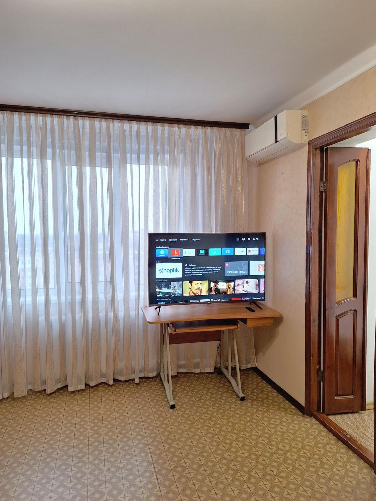 Alex Apartments: Balcony Rooms with Business-Friendly 24/7 Self Check-In Poltava Exterior photo