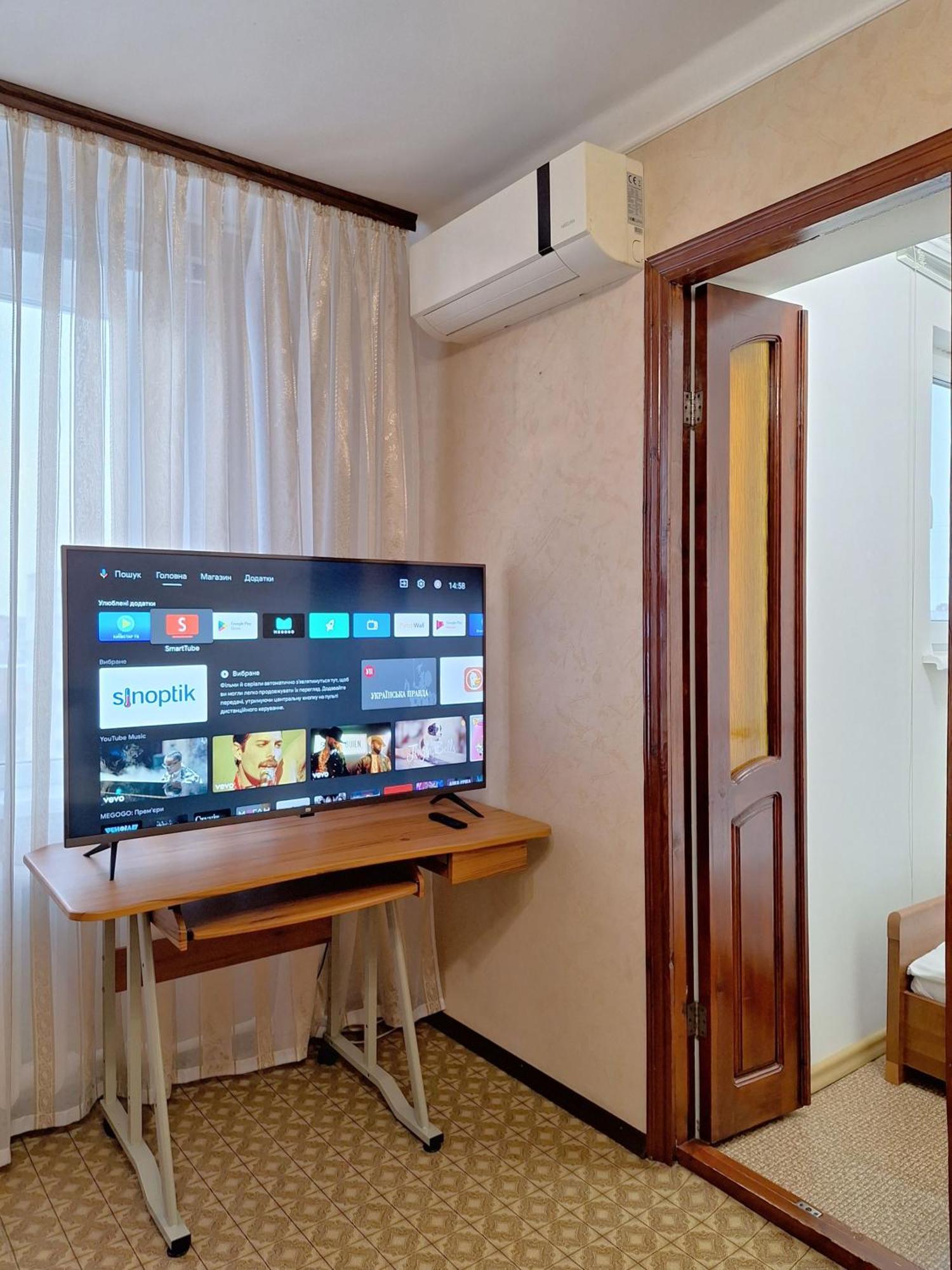 Alex Apartments: Balcony Rooms with Business-Friendly 24/7 Self Check-In Poltava Exterior photo