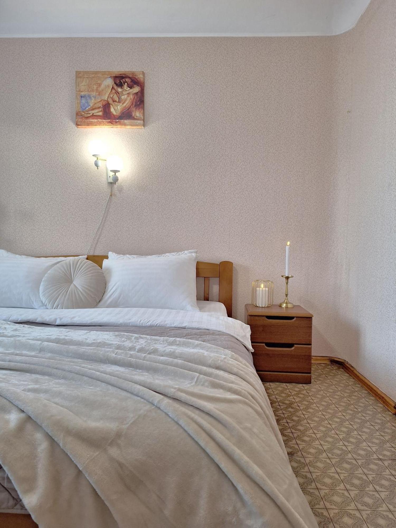Alex Apartments: Balcony Rooms with Business-Friendly 24/7 Self Check-In Poltava Exterior photo