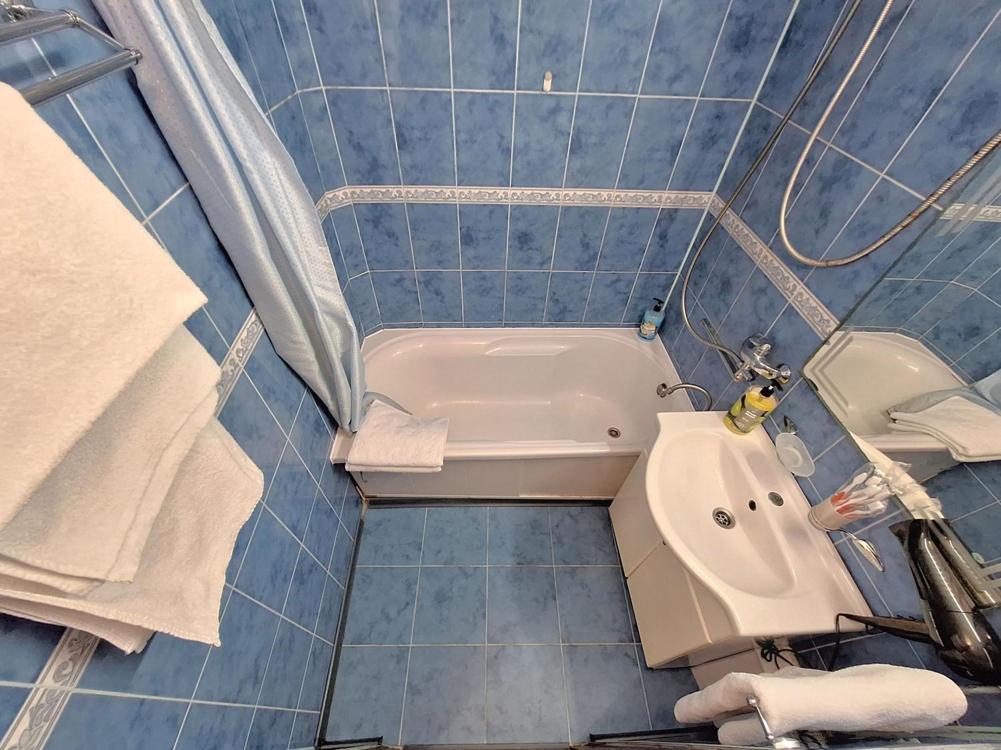 Alex Apartments: Balcony Rooms with Business-Friendly 24/7 Self Check-In Poltava Exterior photo