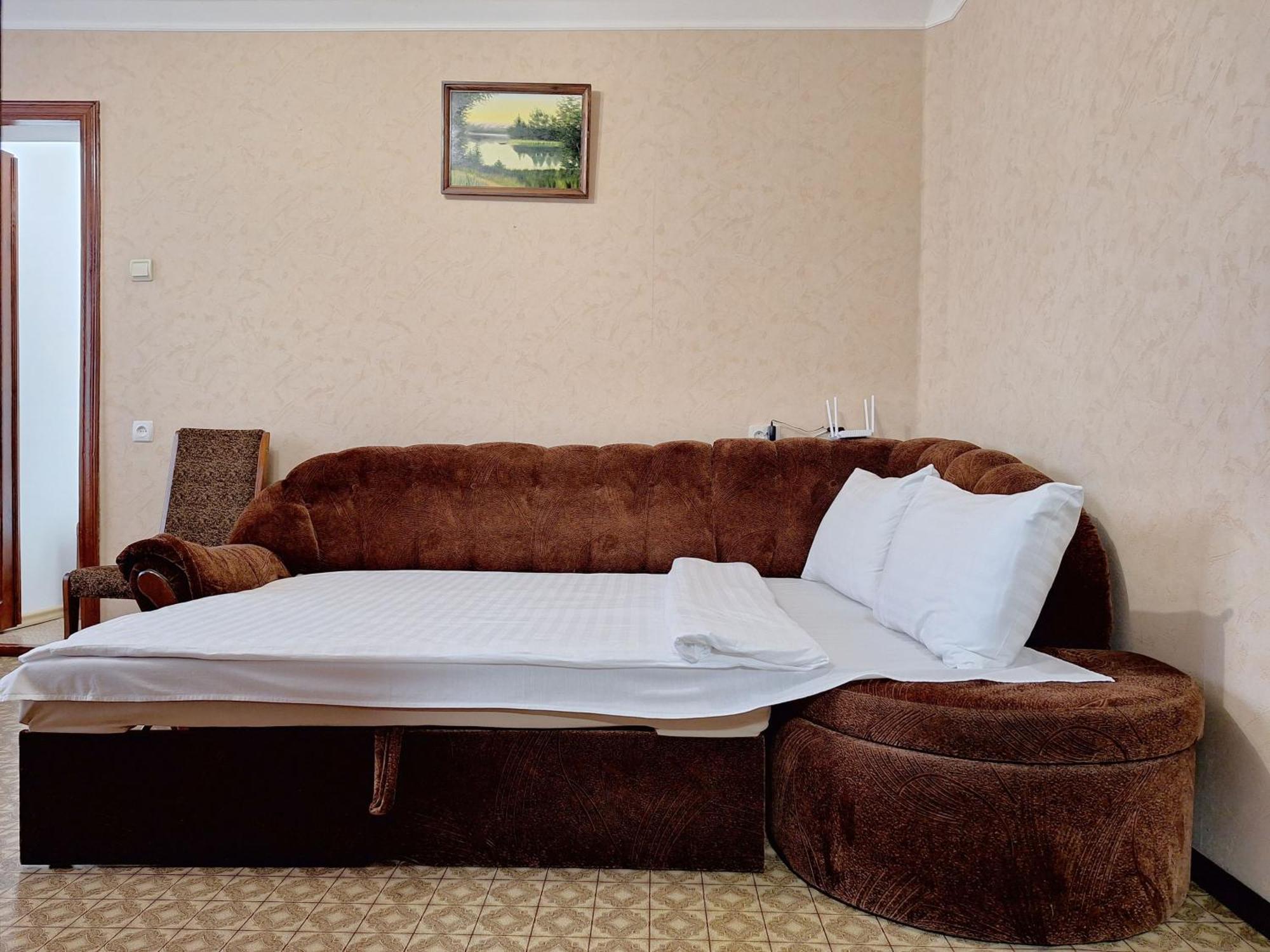 Alex Apartments: Balcony Rooms with Business-Friendly 24/7 Self Check-In Poltava Exterior photo