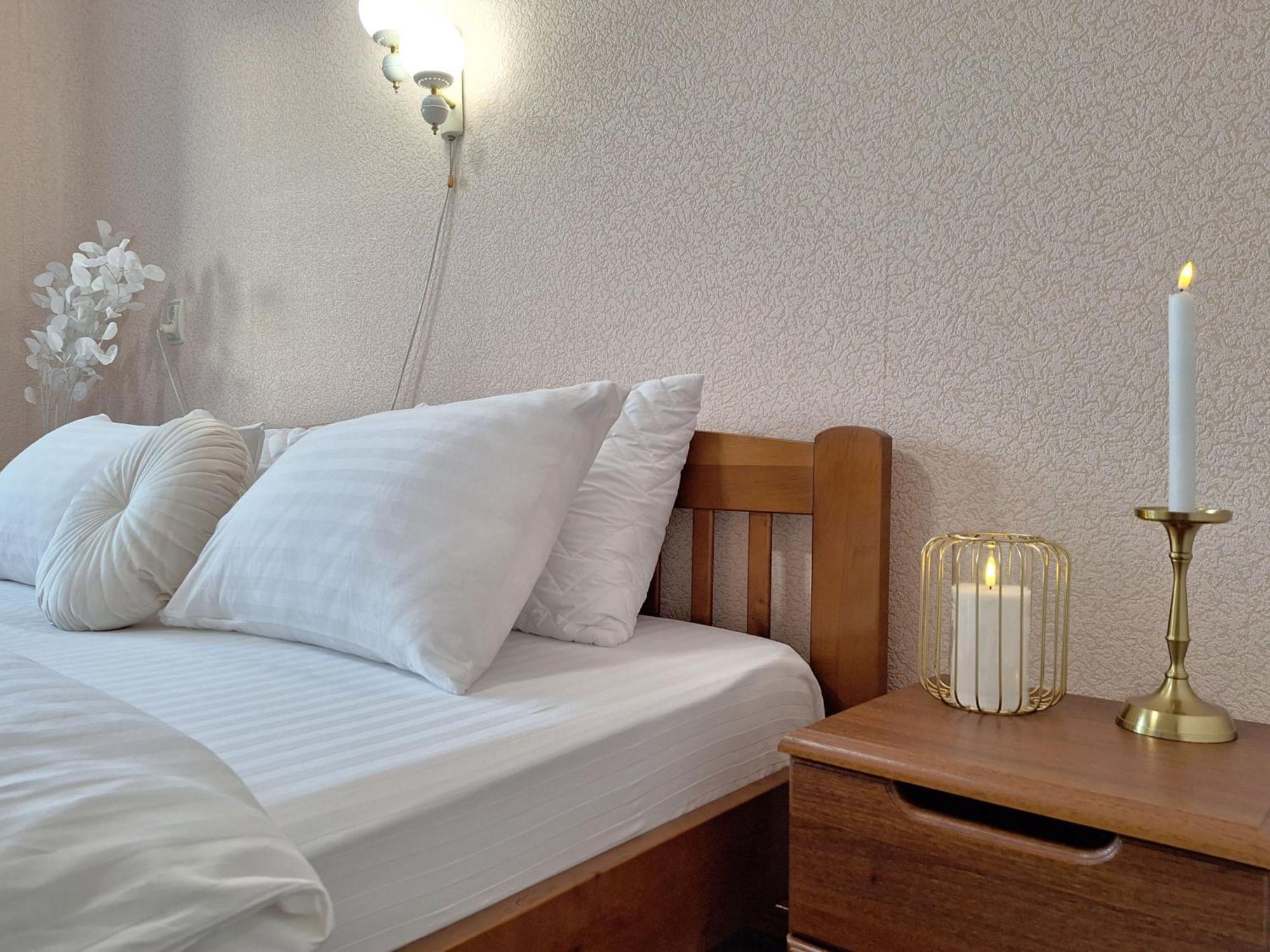 Alex Apartments: Balcony Rooms with Business-Friendly 24/7 Self Check-In Poltava Exterior photo